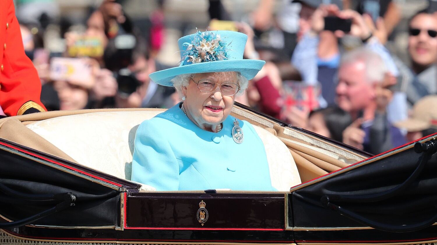 La regina ha il raffreddore Pronto il piano per l'addio
