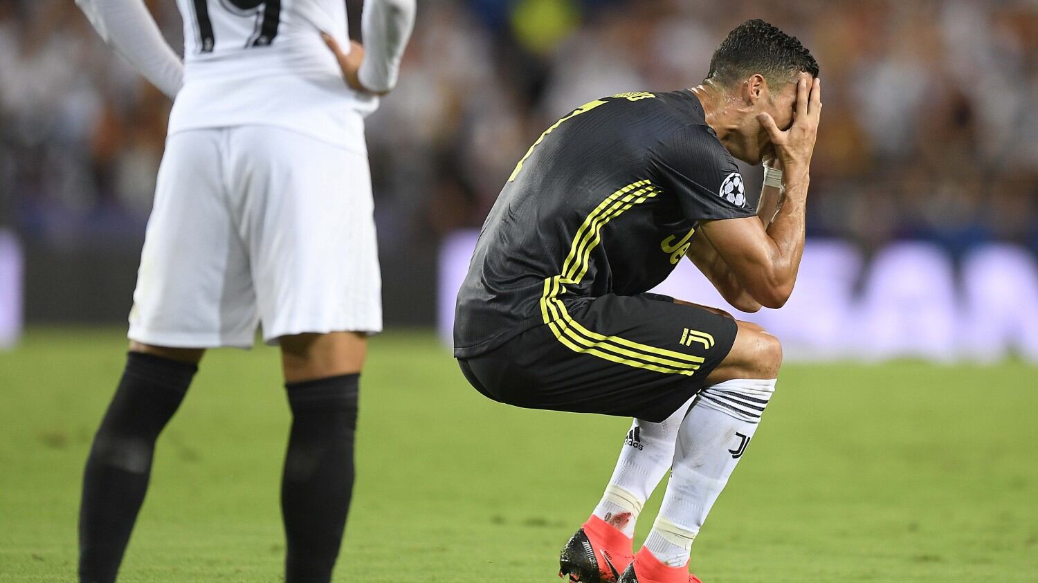 Champions League, incredibile a Valencia: espulso Cristiano Ronaldo