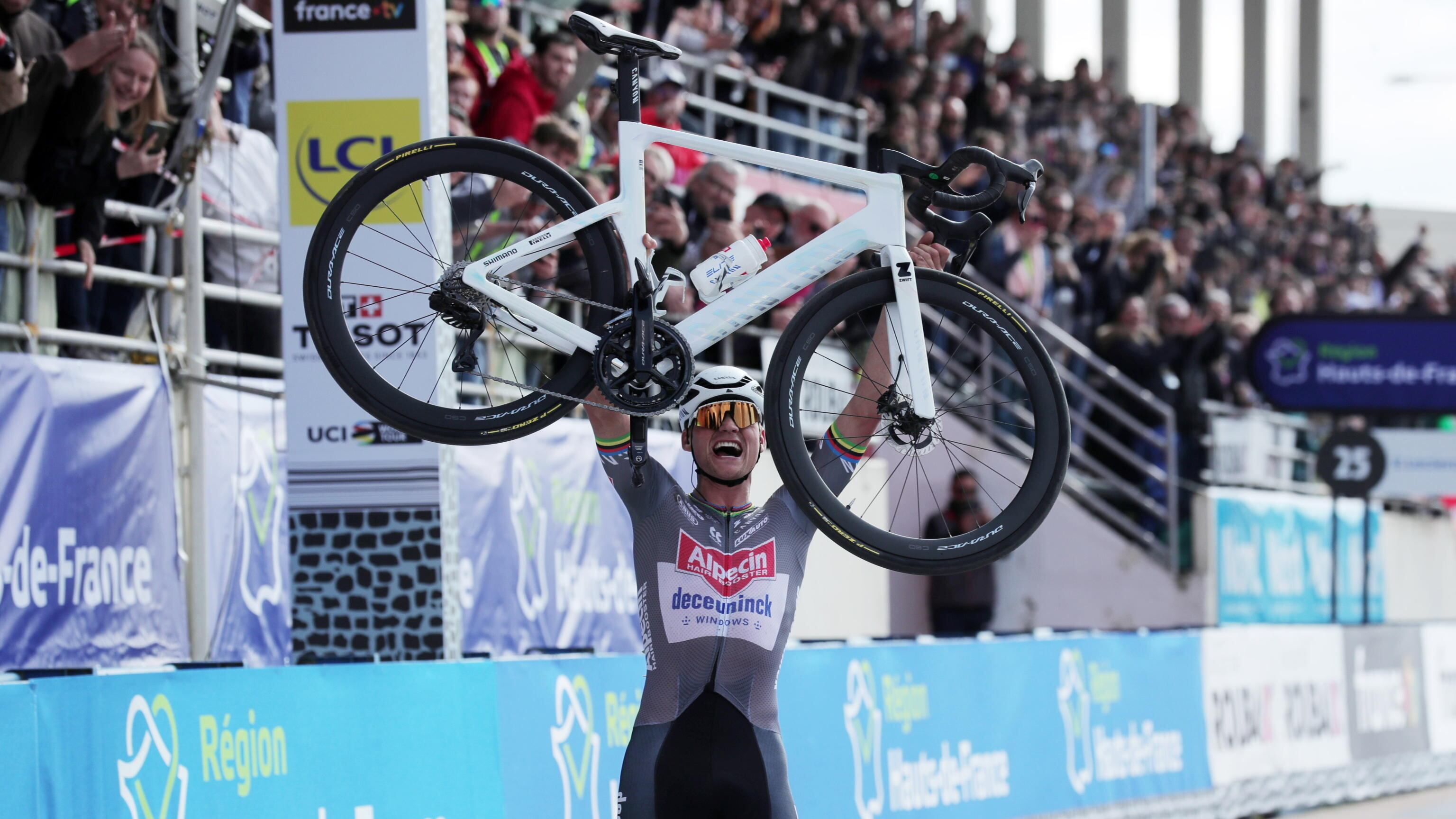 Parigi-Roubaix, è il trionfo di Van der Poel. Pogacar secondo