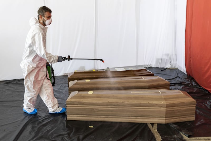Un operatore disinfetta alcune bare (Getty)