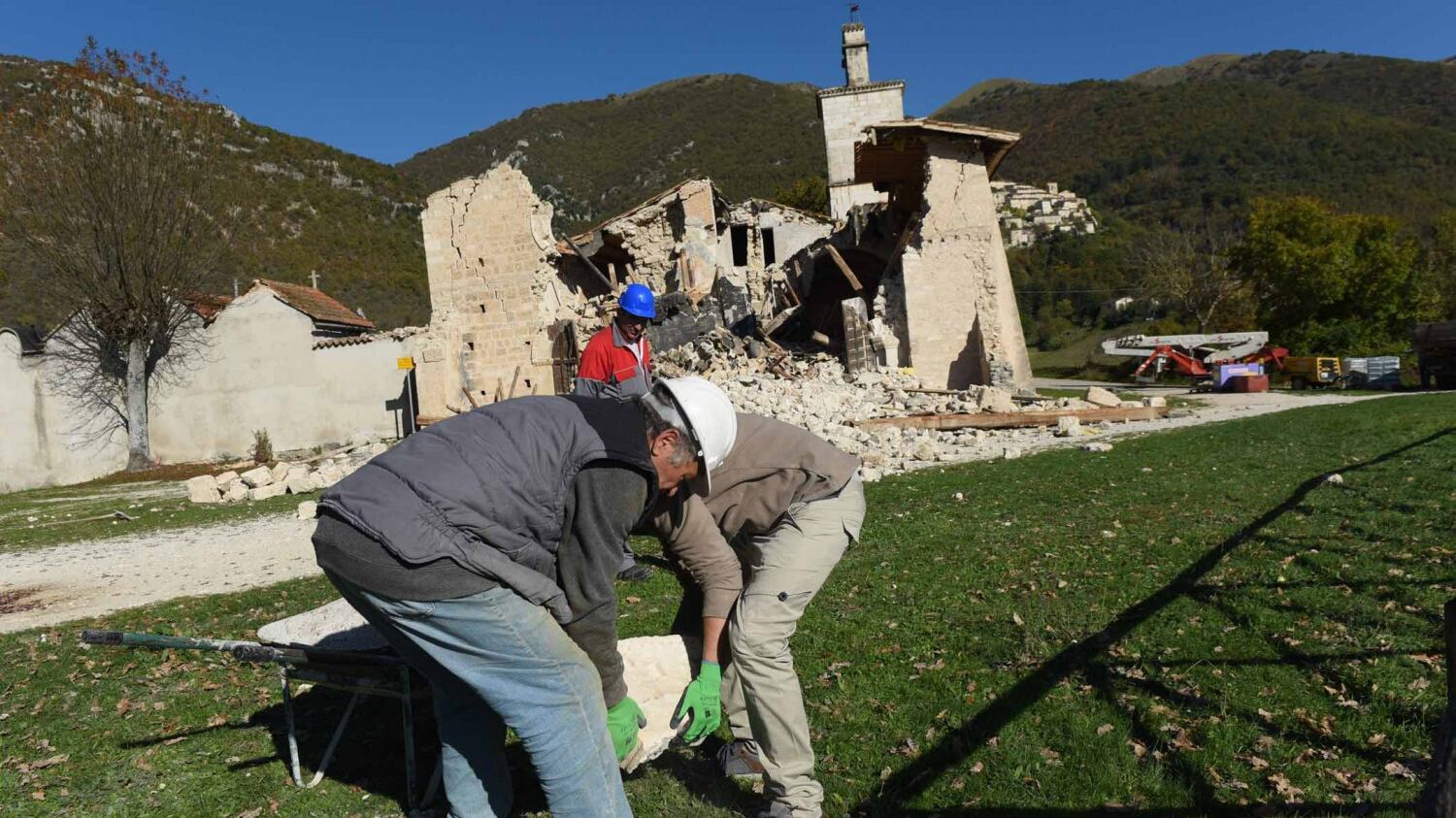 Al lavoro coi Signori del terremoto: "Qui dentro non dormiamo mai"