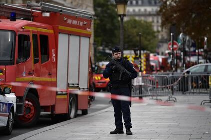 Parigi, strage alla sede della polizia: funzionario uccide 4 persone 5