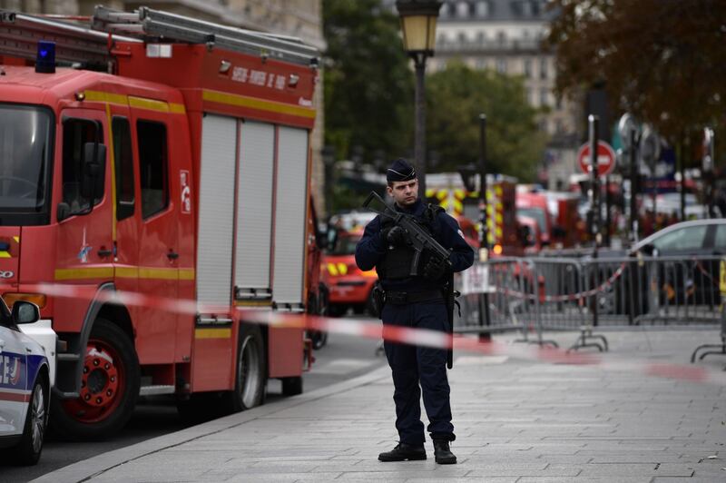 Parigi, strage alla sede della polizia: funzionario uccide 4 persone 5