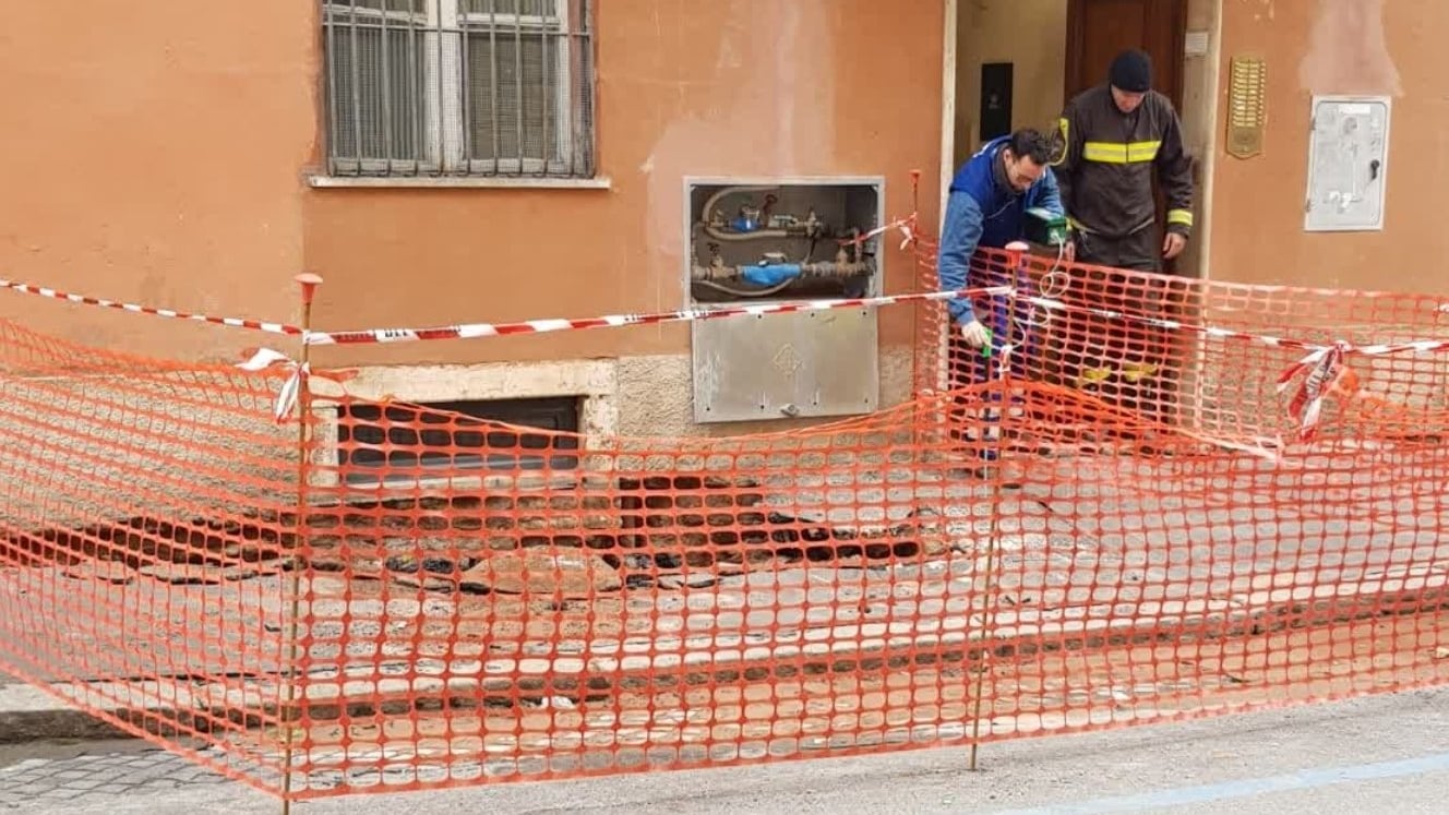 Roma, si apre una voragine al Colosseo: evacuati appartamenti e negozi