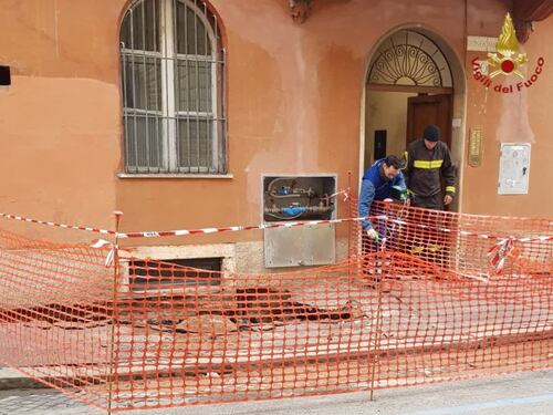 Roma, si apre una voragine al Colosseo: evacuati appartamenti e negozi