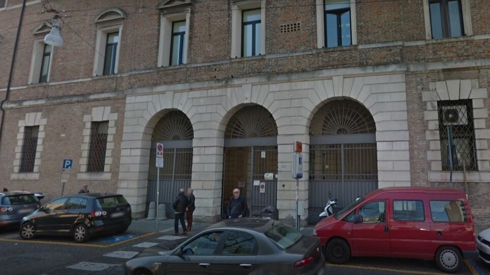 Il bebè piange troppo, la madre lo scuote forte e lo manda in coma
