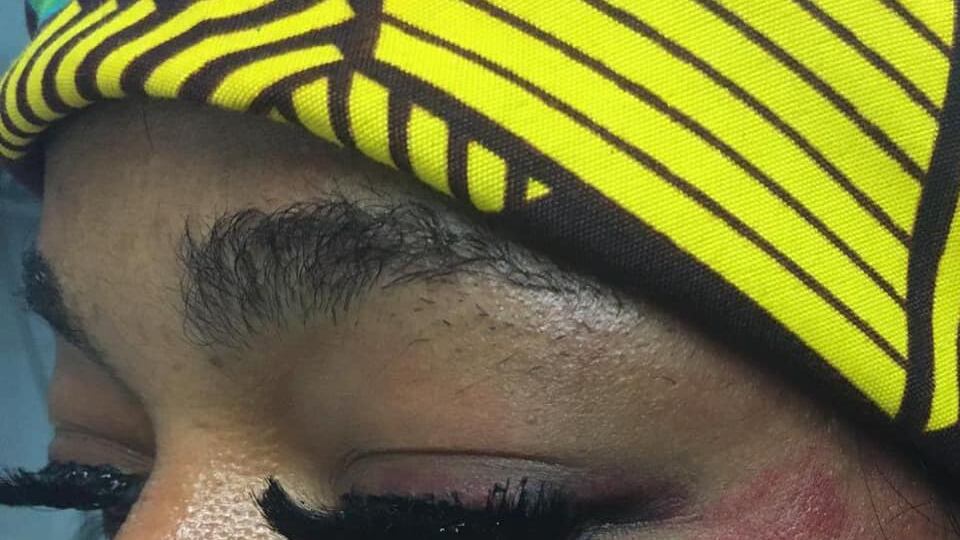 Nigeriano la pesta perché è lesbica: "Nel nostro Paese vi uccidiamo"