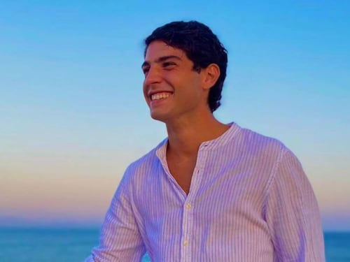 Precipita nel vuoto per un selfie e muore. Tragedia a Firenze
