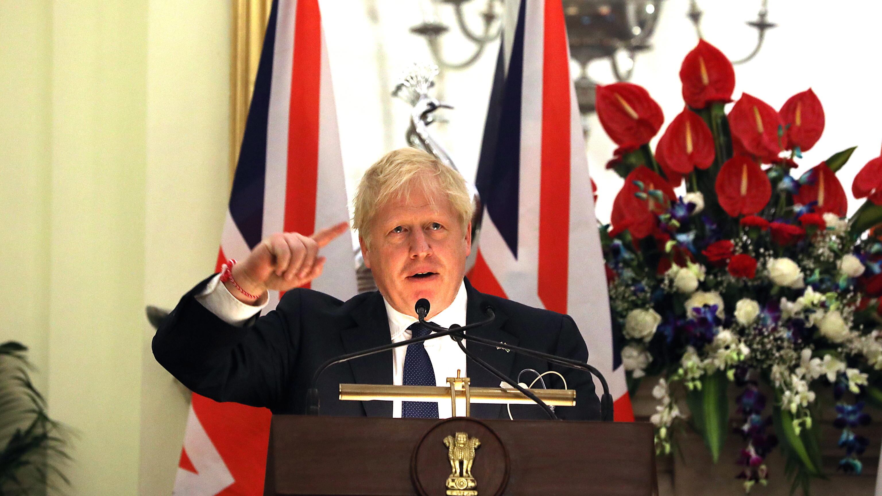Corsa alle armi Usa-Ue per il "mese decisivo". Ma Johnson ammette: "Mosca può vincere"