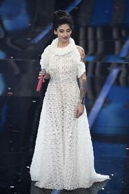 Sanremo 2018: i look sexy della seconda serata 15