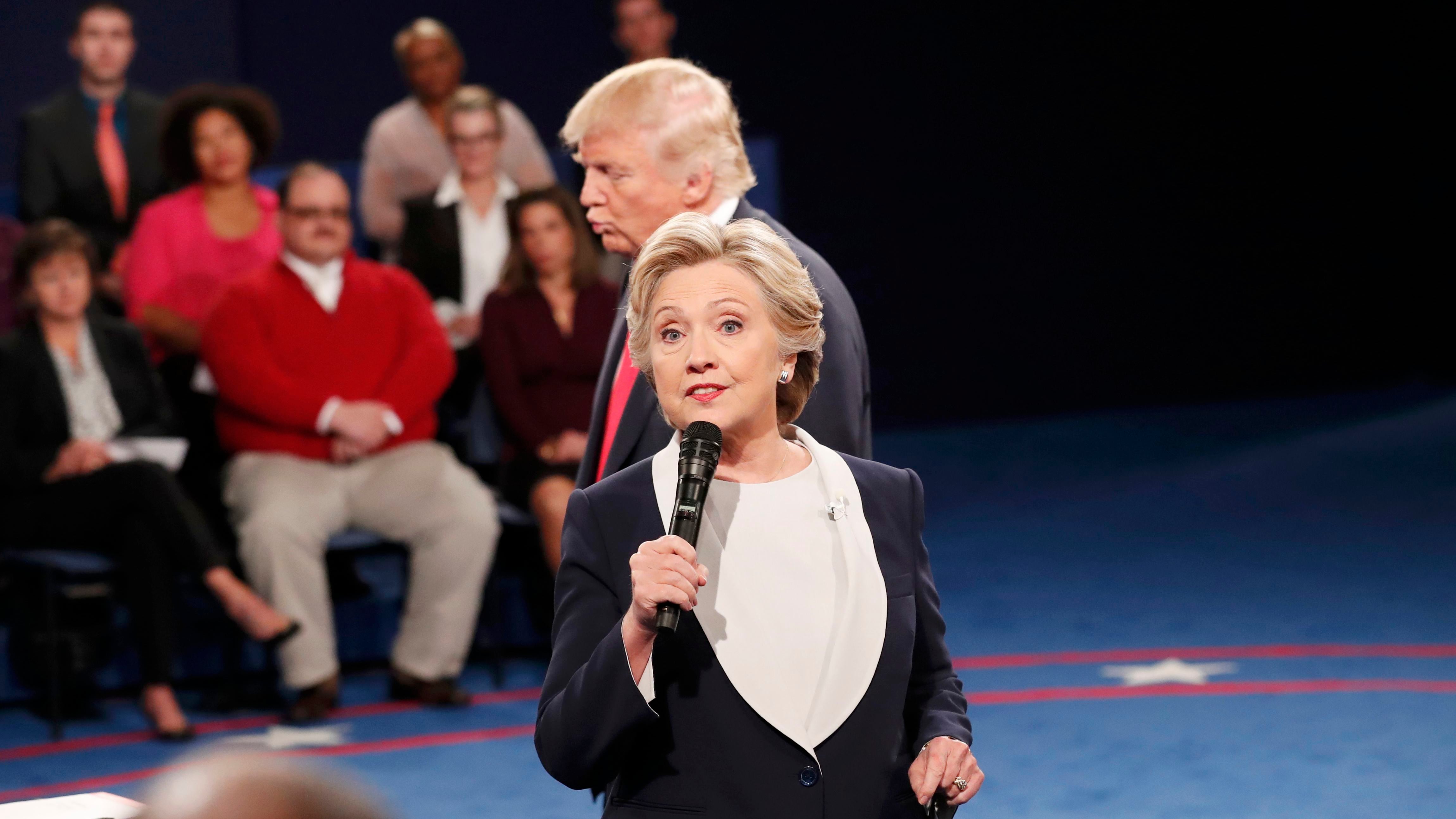 "Viscido, fa accapponare pelle" Così la Clinton insulta Trump