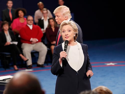 Secondo duello in tv. Trump: "Ti manderò in galera". Clinton: "La Russia vuole Donald"