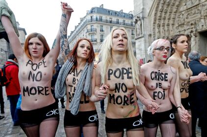 Blitz delle Femen a Notre Dame: la Chiesa le denuncia 1