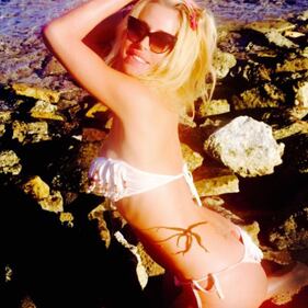 Valeria Marini: baci e foto sexy su Instagram 22