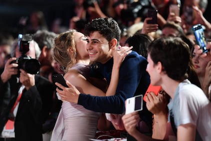 Bagno di folla al red carpet di "The King" per Timothée Chalamet e Lily-Rose Depp 8