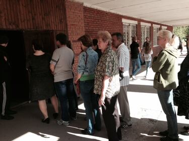 Donetsk, in fila per votare 4
