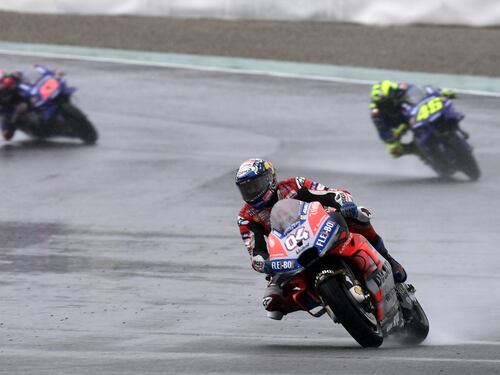 MotoGp Valencia, Rossi cade: sotto la pioggia vince Dovizioso