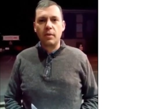 "La banca applica tassi da usura" e lui la imbratta di letame