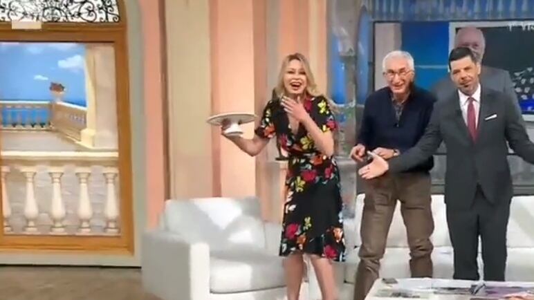 Disastro ai Fatti vostri: Anna Falchi fa cadere la torta in diretta