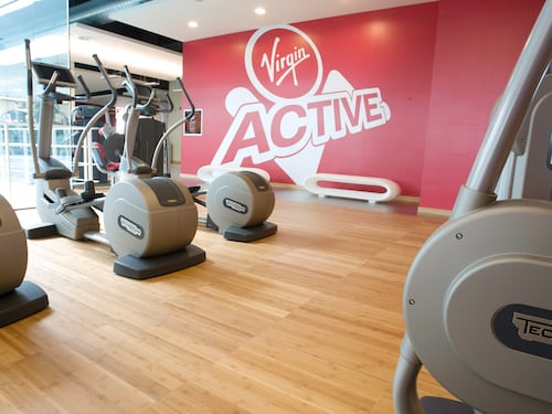 Apparecchio acustico scompare dalla pubblicità: polemiche su Virgin Active