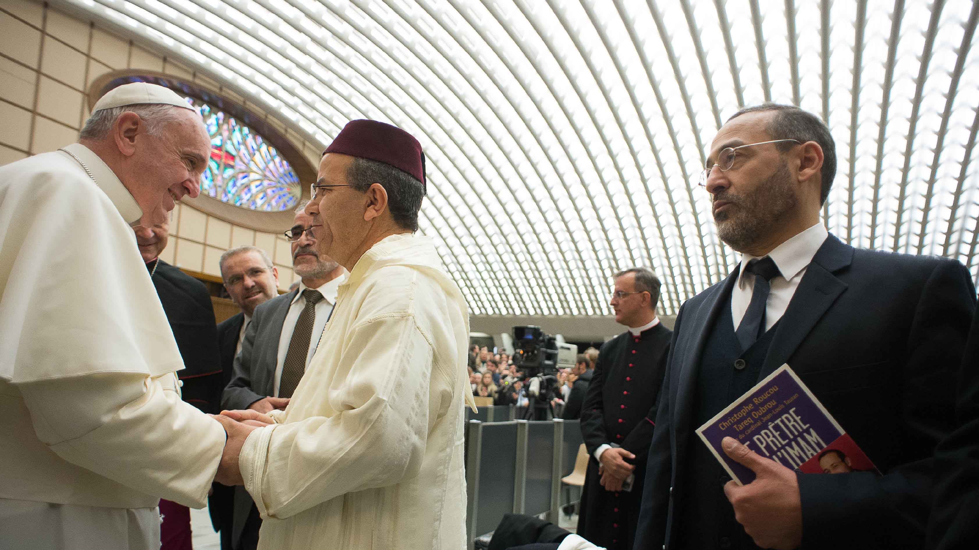 Gli imam francesi in Vaticano, Salvini attacca papa Francesco: "Sbaglia a dialogare con l'islam"