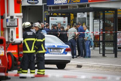 Amburgo, uomo accoltella i clienti di un supermercato 7