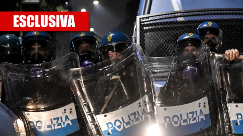 "Siamo servitori, non servi". La polizia ora scende in piazza