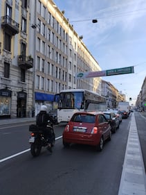 Corso Buenos Aires traffico bloccato per guasto pullman 1