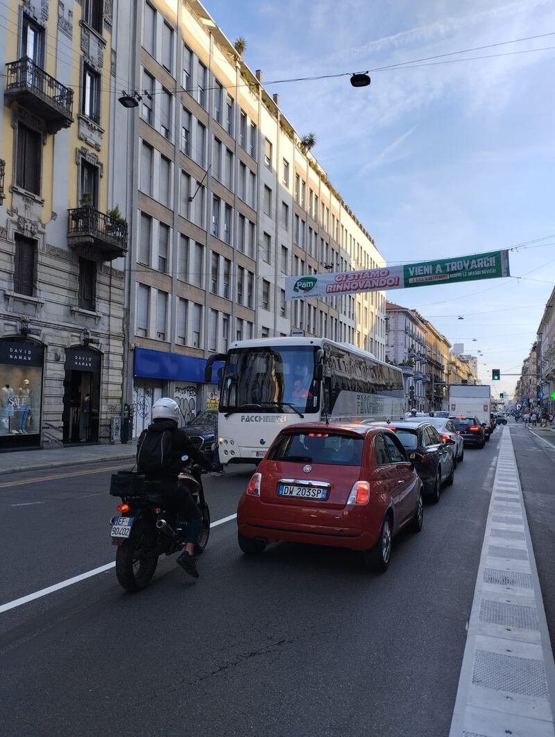 Corso Buenos Aires traffico bloccato per guasto pullman 1
