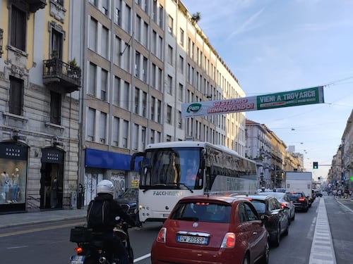 Corso Buenos Aires, traffico bloccato per guasto pullman