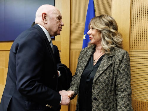 Show di Nordio dalla ghigliottina a Pertini. "Il sorteggio? Anche il pm è scelto dal caso"