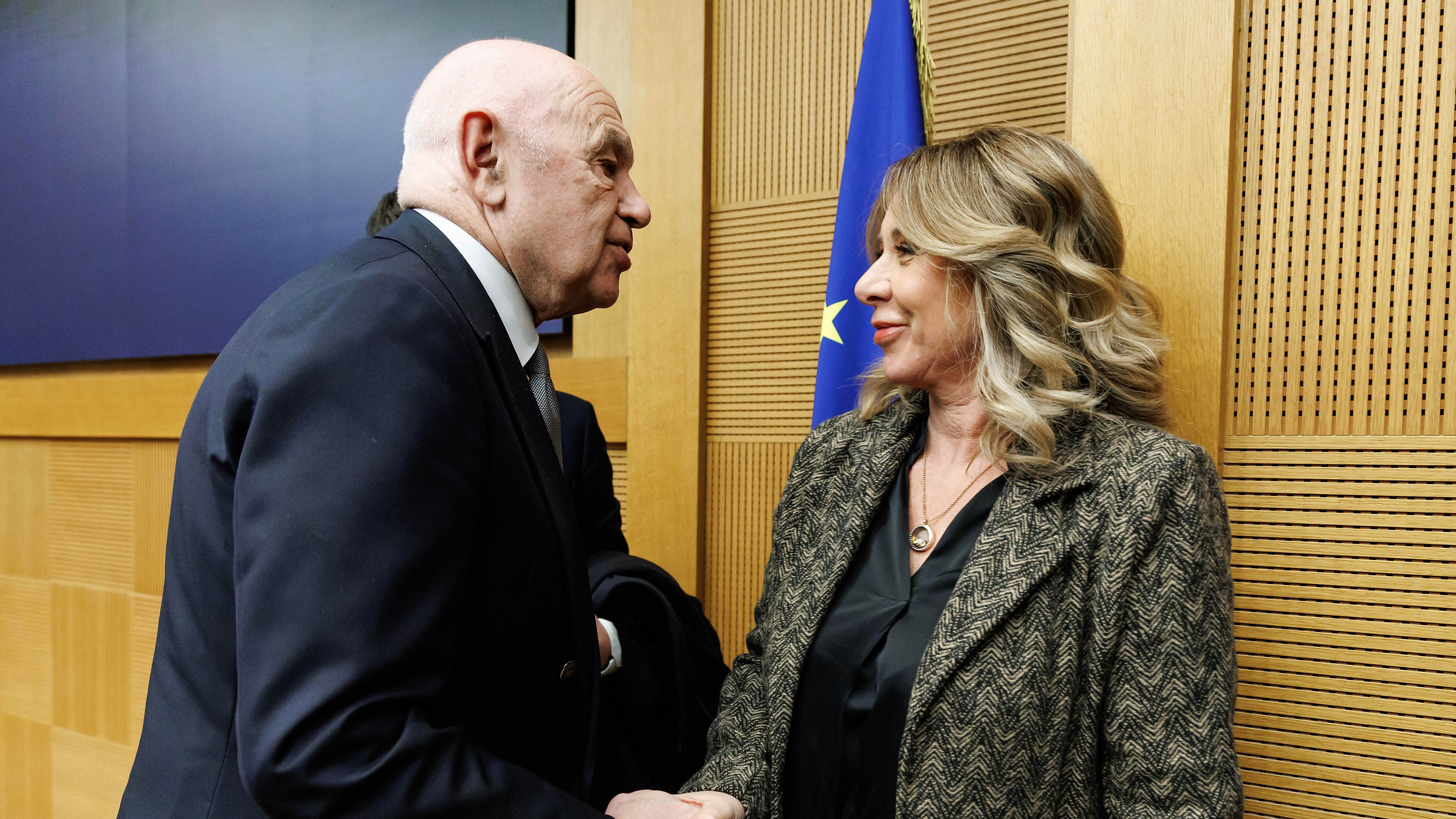 Show di Nordio dalla ghigliottina a Pertini. "Il sorteggio? Anche il pm è scelto dal caso"