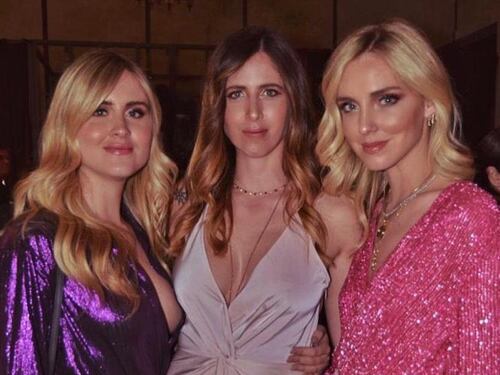 "Stanno ben fornite le sorelle...". E Chiara Ferragni gela l'hater