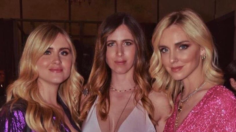"Stanno ben fornite le sorelle...". E Chiara Ferragni gela l'hater