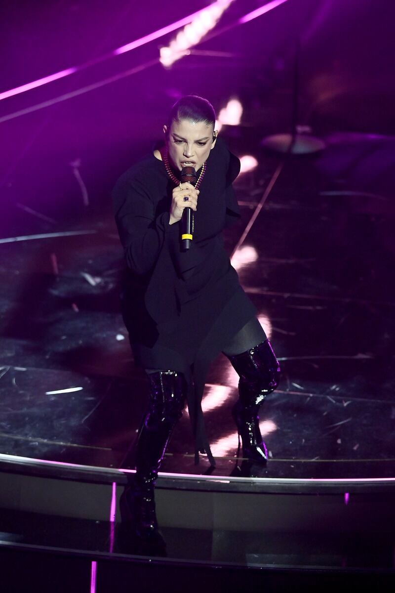 Sanremo 2024: ecco il look della seconda serata del Festival di Emma 7
