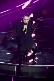 Sanremo 2024: ecco il look della seconda serata del Festival di Emma 7