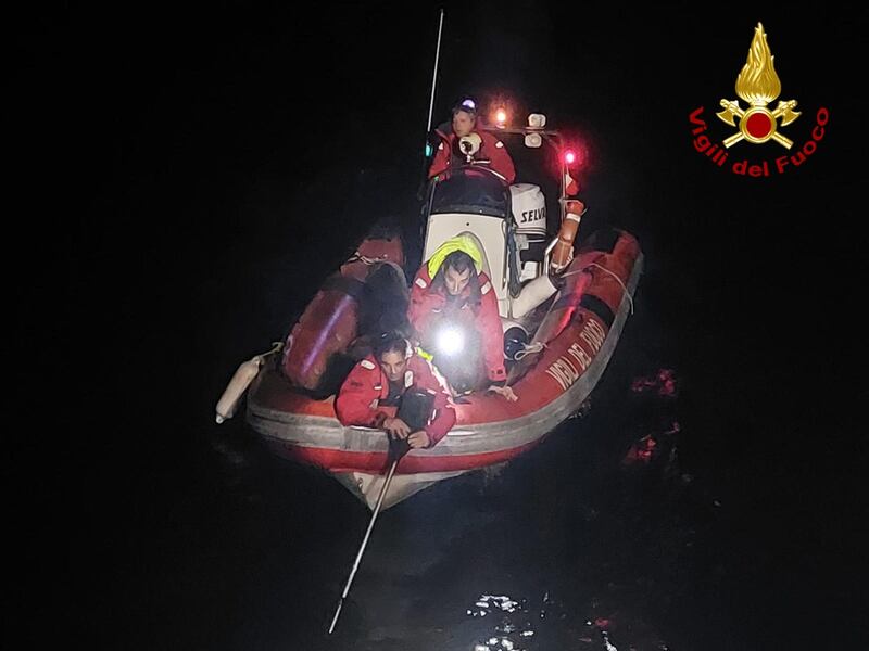 Como, auto finisce nel lago, due morti: l'intervento dei vigili del fuoco 3