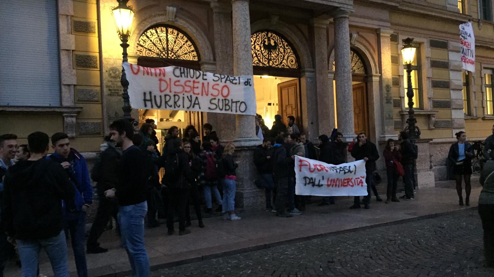Trento, scontri per far tacere Biloslavo. La Lega: "Violenti non dell'università"