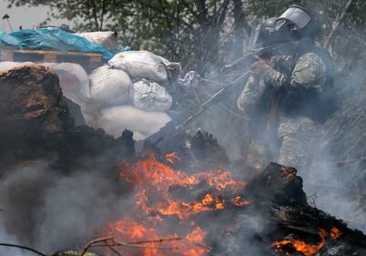 Forze di sicurezza a un checkpoint fuori Sloviansk 2