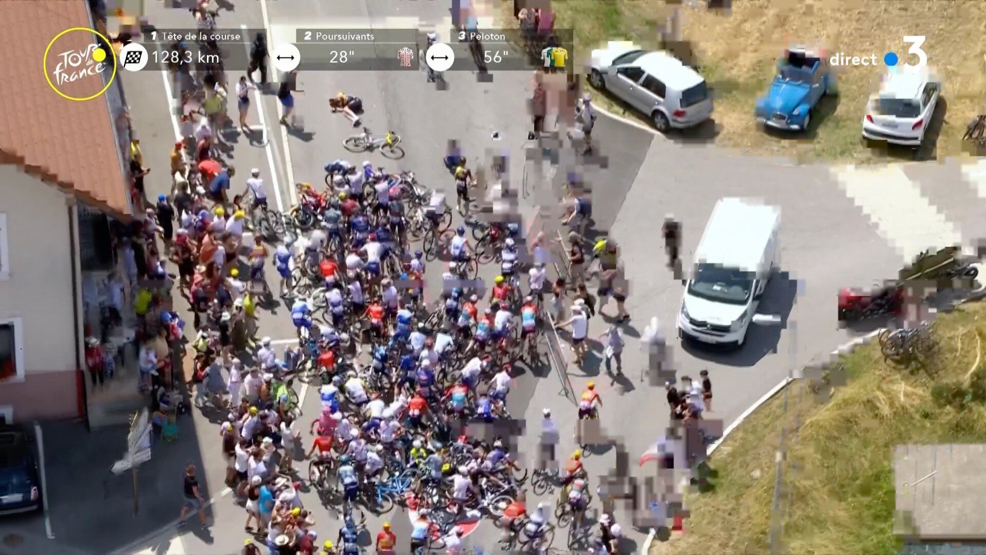 Follia al Tour de France, maxi caduta per colpa di un selfie