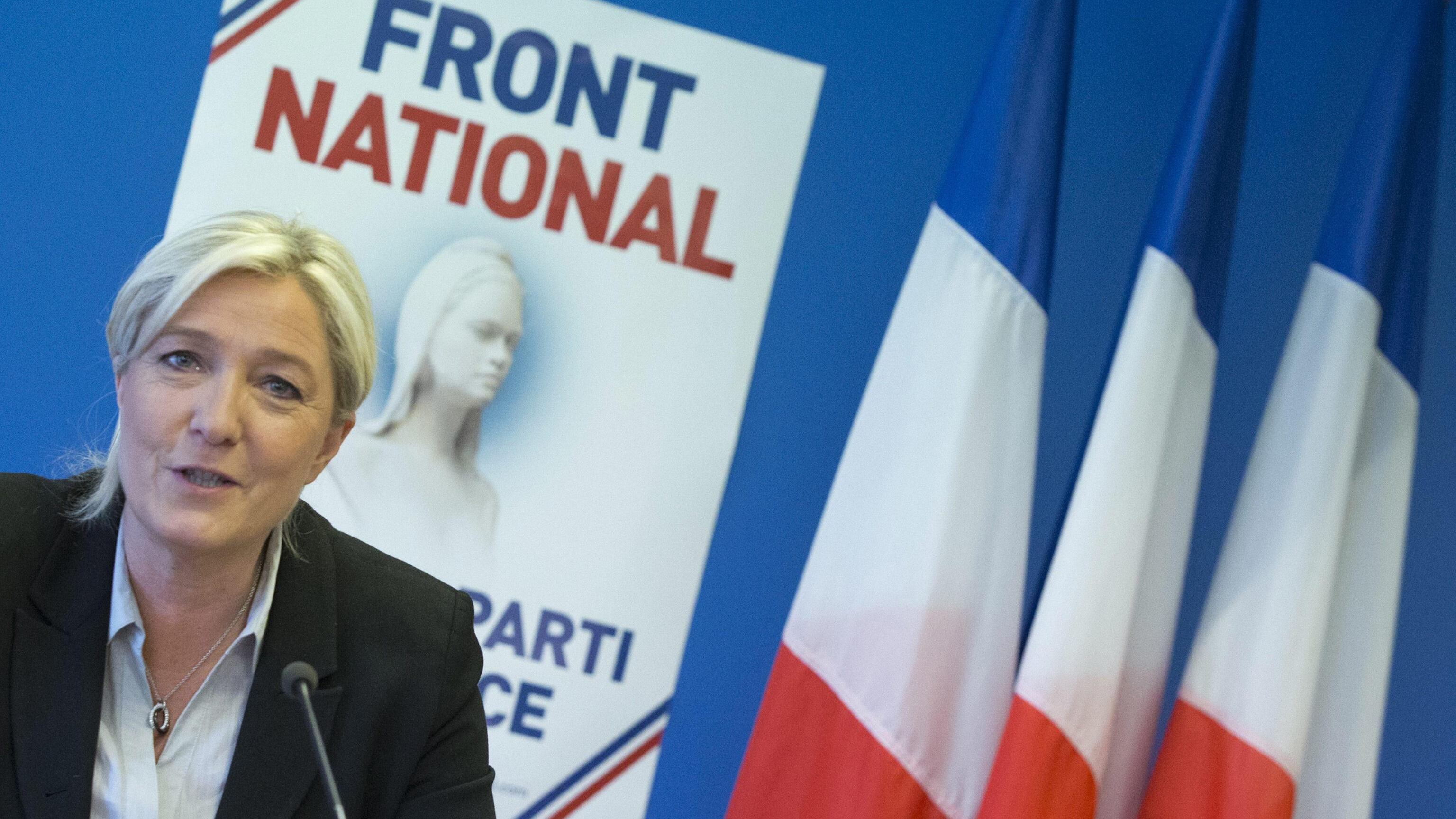 Le Pen punta all'Eliseo: la banca vicina a Putin dà un maxi prestito al Front National