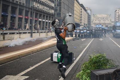 Milano, la violenza contro la polizia 6