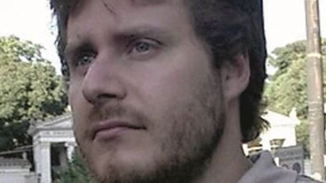 Scalzo, con un buco in testa, caduto dall'alto. Il mistero del prof trovato morto a Crema