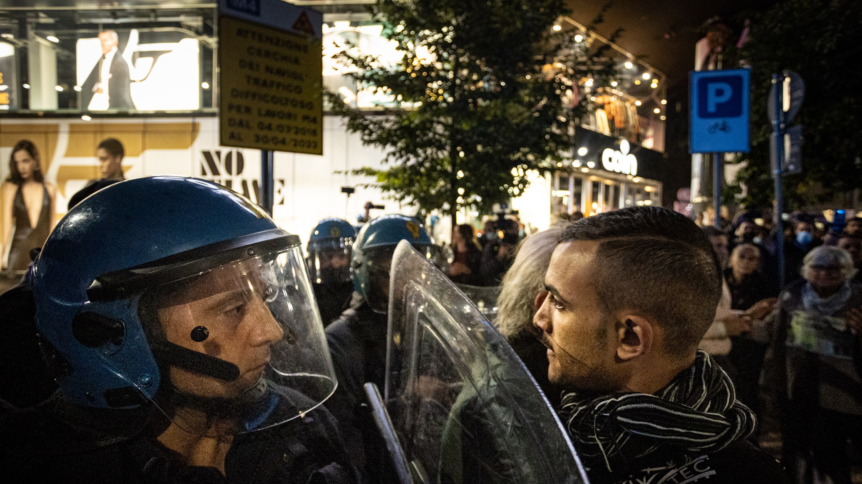 Brigatisti, fascisti e dottoressa aggredita: la violenza dei no pass nelle piazze