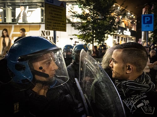 Brigatisti, fascisti e dottoressa aggredita: la violenza dei no pass nelle piazze