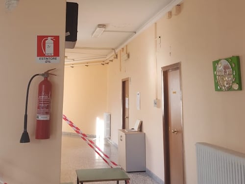 Le immagini dei danni nella scuola "Andrea Doria" di Fuorigrotta