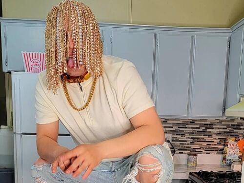 La follia del rapper: catene d'oro al posto dei capelli