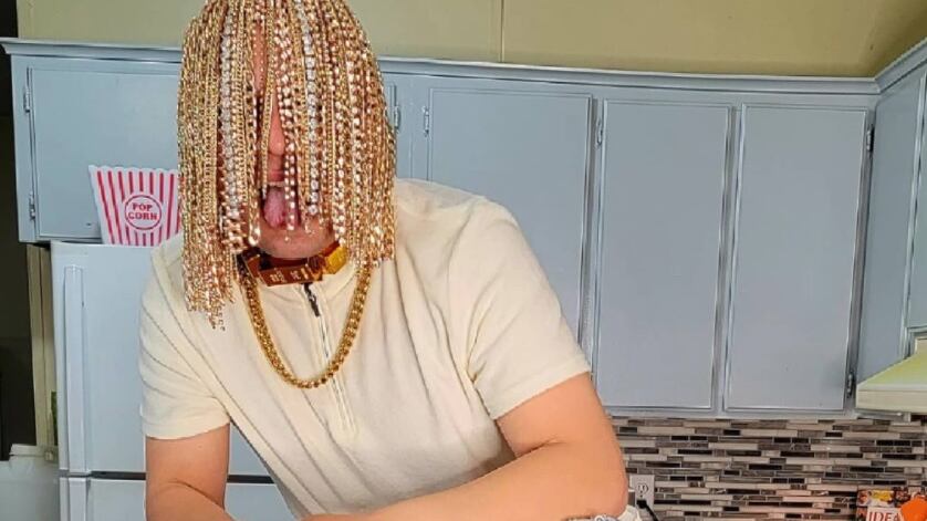 La follia del rapper: catene d'oro al posto dei capelli