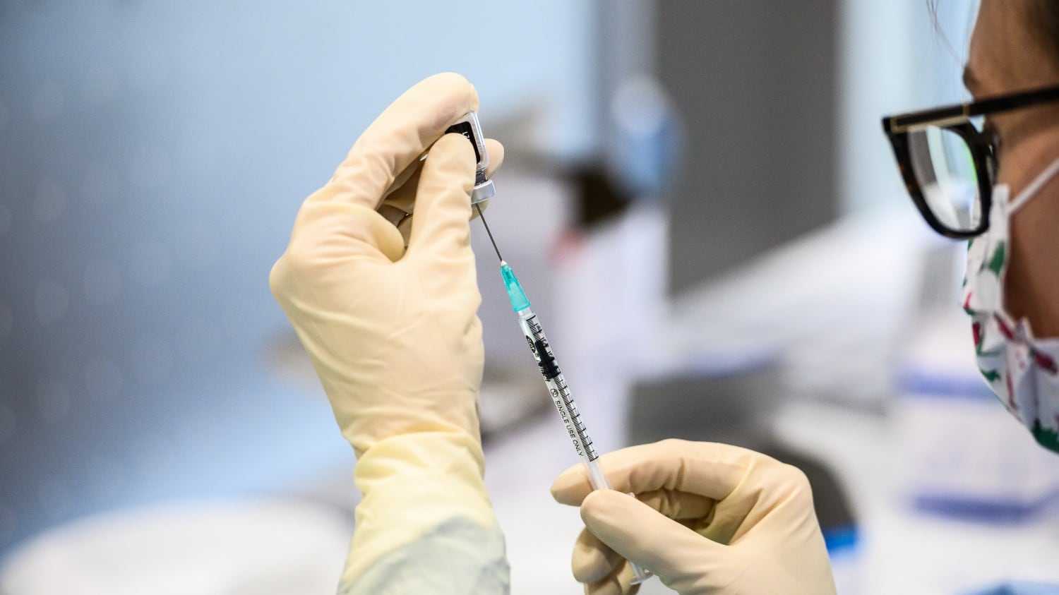 Vaccino, prima gli over 80 poi i 70enni: fasce d'età mese per mese