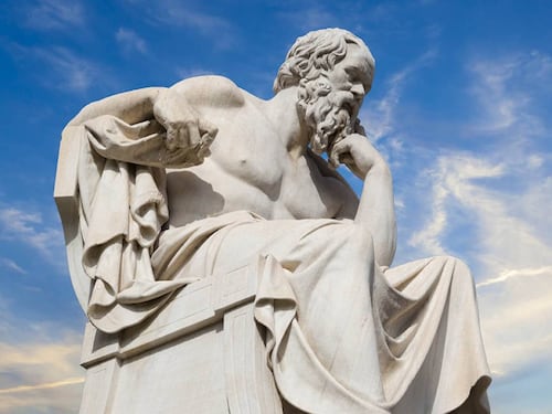 "Decolonizzare" la filosofia: e la follia woke cancella Socrate e Aristotele